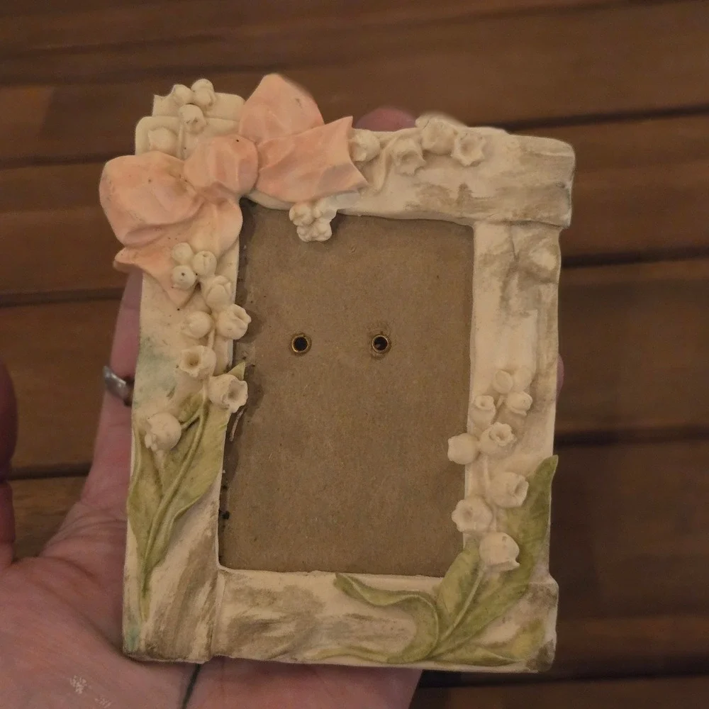 VTG Floral Picture Frame Unbranded Mini Lily Of The Valley‎ Pink Bow Resin Art